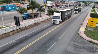 Milagres, Bahia, Brezilya - 2 Mayıs 2025: Bahia 'daki BR 116 otoyolunda giden kamyonların havadan görüntüsü.