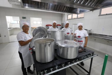 brejoes, bahia, brrazil - 3 Mayıs 2025: bir devlet okulundan aşçılar mutfakta yemek hazırlarken görüldü.