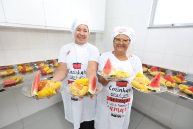 brejoes, bahia, brrazil - 3 Mayıs 2025: Öğrencilere yemek sunan bir devlet okulunda garson.