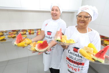 brejoes, bahia, brrazil - 3 Mayıs 2025: Öğrencilere yemek sunan bir devlet okulunda garson.