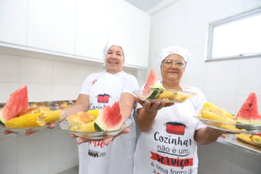 brejoes, bahia, brrazil - 3 Mayıs 2025: Öğrencilere yemek sunan bir devlet okulunda garson.