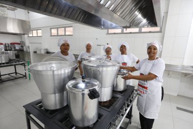 brejoes, bahia, brrazil - 3 Mayıs 2025: bir devlet okulundan aşçılar mutfakta yemek hazırlarken görüldü.
