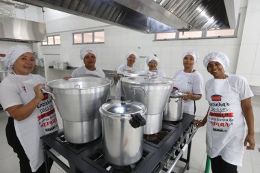 brejoes, bahia, brrazil - 3 Mayıs 2025: bir devlet okulundan aşçılar mutfakta yemek hazırlarken görüldü.