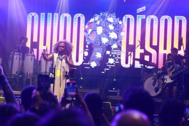 Salvador, Bahia, Brezilya - 7 Mayıs 2025: şarkıcı ve besteci Chico Cesar, Salvador şehrinde bir gösteri sırasında görüldü..