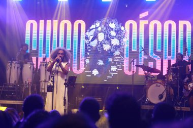 Salvador, Bahia, Brezilya - 7 Mayıs 2025: şarkıcı ve besteci Chico Cesar, Salvador şehrinde bir gösteri sırasında görüldü..