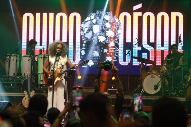 Salvador, Bahia, Brezilya - 7 Mayıs 2025: şarkıcı ve besteci Chico Cesar, Salvador şehrinde bir gösteri sırasında görüldü..