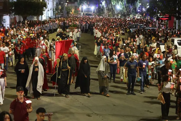 Serrinha, Bahia, Brezilya - 17 Nisan 2025: Katolikler Serrinha şehrindeki Fogareu geçit törenine katıldılar.