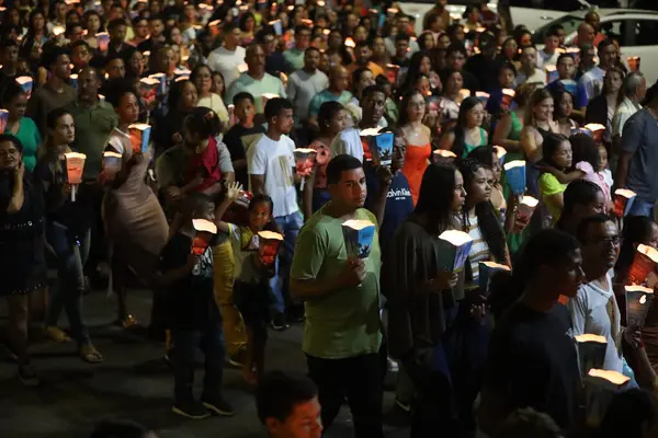 Serrinha, Bahia, Brezilya - 17 Nisan 2025: Katolikler Serrinha şehrindeki Fogareu geçit törenine katıldılar.