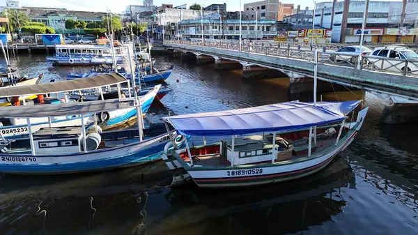 Valenca, Bahia, Brezilya - 18 Nisan 2025: Bahia 'daki Valenca şehrindeki Una Nehri' nin kanal ve limanının manzarası.