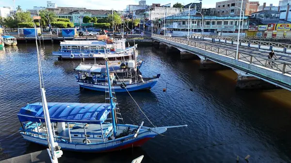 Valenca, Bahia, Brezilya - 18 Nisan 2025: Bahia 'daki Valenca şehrindeki Una Nehri' nin kanal ve limanının manzarası.