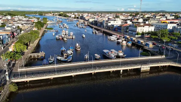 Valenca, Bahia, Brezilya - 18 Nisan 2025: Bahia 'daki Valenca şehrindeki Una Nehri' nin kanal ve limanının manzarası.
