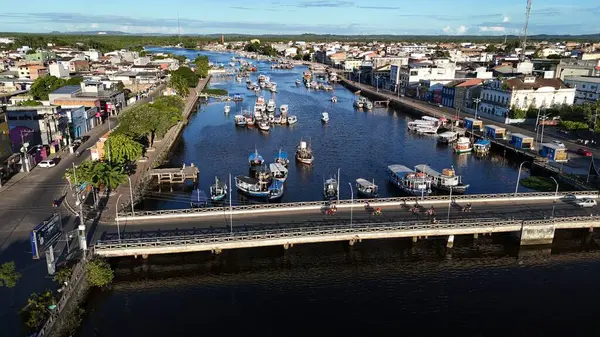 Valenca, Bahia, Brezilya - 18 Nisan 2025: Bahia 'daki Valenca şehrindeki Una Nehri' nin kanal ve limanının manzarası.