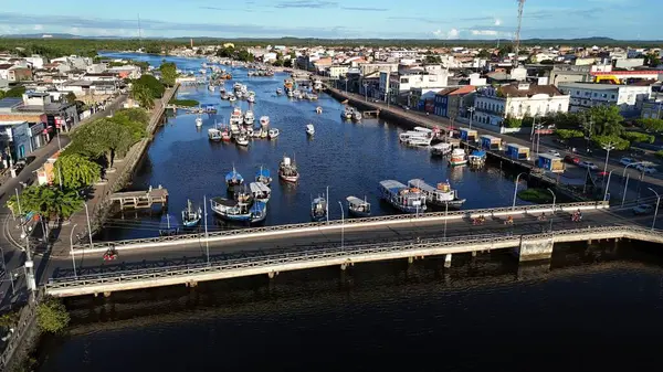 Valenca, Bahia, Brezilya - 18 Nisan 2025: Bahia 'daki Valenca şehrindeki Una Nehri' nin kanal ve limanının manzarası.