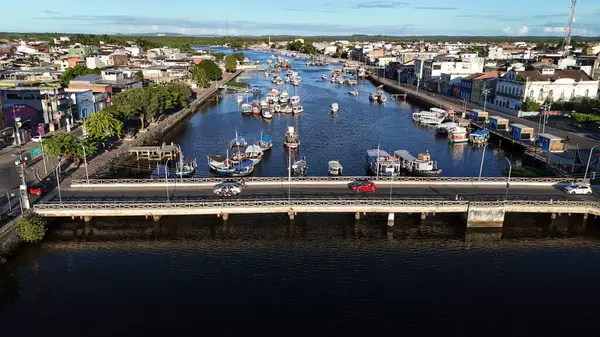 Valenca, Bahia, Brezilya - 18 Nisan 2025: Bahia 'daki Valenca şehrindeki Una Nehri' nin kanal ve limanının manzarası.