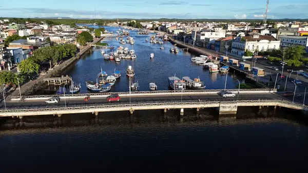 Valenca, Bahia, Brezilya - 18 Nisan 2025: Bahia 'daki Valenca şehrindeki Una Nehri' nin kanal ve limanının manzarası.