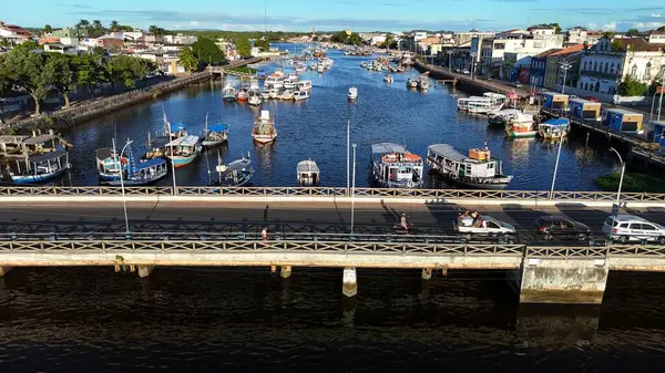 Valenca, Bahia, Brezilya - 18 Nisan 2025: Bahia 'daki Valenca şehrindeki Una Nehri' nin kanal ve limanının manzarası.