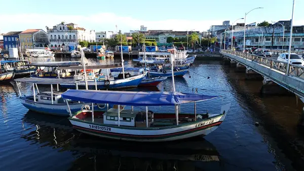 Valenca, Bahia, Brezilya - 18 Nisan 2025: Bahia 'daki Valenca şehrindeki Una Nehri' nin kanal ve limanının manzarası.