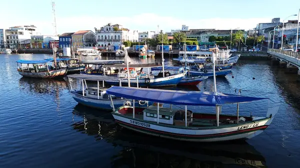 Valenca, Bahia, Brezilya - 18 Nisan 2025: Bahia 'daki Valenca şehrindeki Una Nehri' nin kanal ve limanının manzarası.