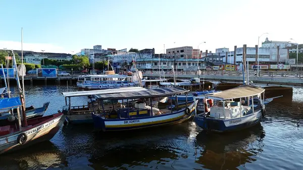 Valenca, Bahia, Brezilya - 18 Nisan 2025: Bahia 'daki Valenca şehrindeki Una Nehri' nin kanal ve limanının manzarası.