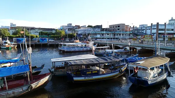 Valenca, Bahia, Brezilya - 18 Nisan 2025: Bahia 'daki Valenca şehrindeki Una Nehri' nin kanal ve limanının manzarası.