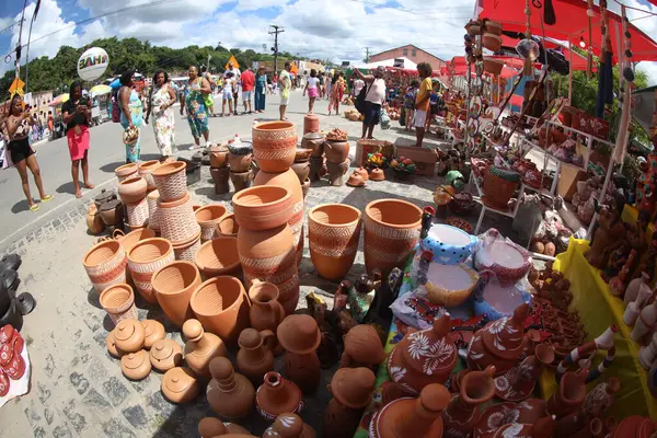 Nazare, Bahia, Brezilya - 19 Nisan 2025: Nazare şehrindeki Feira dos Caxixis sırasında Bahian Reconcavo bölgesinde satılık seramik manzarası.