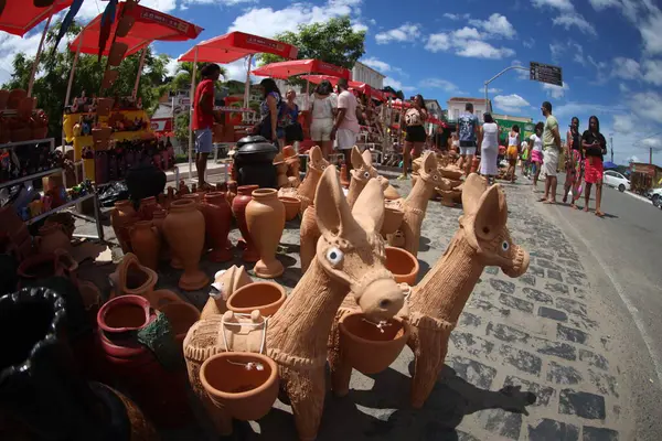 Nazare, Bahia, Brezilya - 19 Nisan 2025: Nazare şehrindeki Feira dos Caxixis sırasında Bahian Reconcavo bölgesinde satılık seramik manzarası.