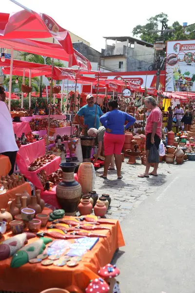 Nazare, Bahia, Brezilya - 19 Nisan 2025: Nazare şehrindeki Feira dos Caxixis sırasında Bahian Reconcavo bölgesinde satılık seramik manzarası.