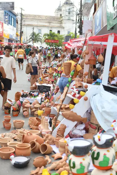 Nazare, Bahia, Brezilya - 19 Nisan 2025: Nazare şehrindeki Feira dos Caxixis sırasında Bahian Reconcavo bölgesinde satılık seramik manzarası.