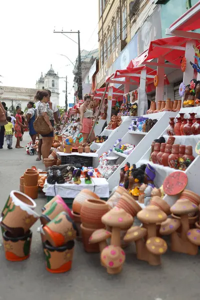 Nazare, Bahia, Brezilya - 19 Nisan 2025: Nazare şehrindeki Feira dos Caxixis sırasında Bahian Reconcavo bölgesinde satılık seramik manzarası.