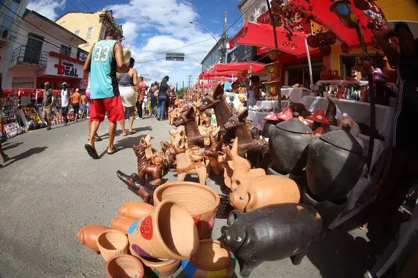 Nazare, Bahia, Brezilya - 19 Nisan 2025: Nazare şehrindeki Feira dos Caxixis sırasında Bahian Reconcavo bölgesinde satılık seramik manzarası.