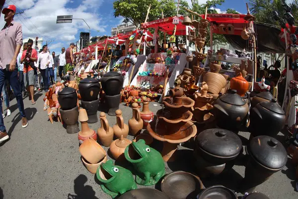 Nazare, Bahia, Brezilya - 19 Nisan 2025: Nazare şehrindeki Feira dos Caxixis sırasında Bahian Reconcavo bölgesinde satılık seramik manzarası.
