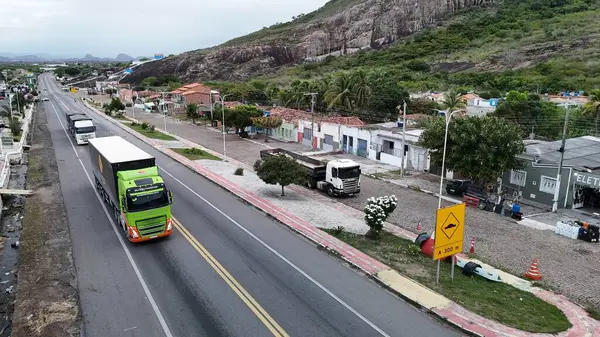 Milagres, Bahia, Brezilya - 2 Mayıs 2025: Bahia 'daki BR 116 otoyolunda giden kamyonların havadan görüntüsü.