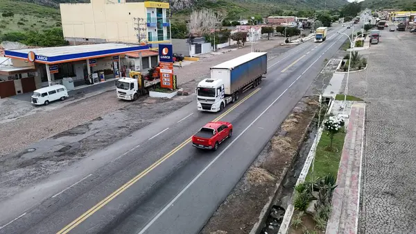 Milagres, Bahia, Brezilya - 2 Mayıs 2025: Bahia 'daki BR 116 otoyolunda giden kamyonların havadan görüntüsü.