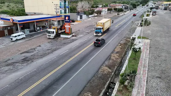 Milagres, Bahia, Brezilya - 2 Mayıs 2025: Bahia 'daki BR 116 otoyolunda giden kamyonların havadan görüntüsü.