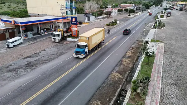 Milagres, Bahia, Brezilya - 2 Mayıs 2025: Bahia 'daki BR 116 otoyolunda giden kamyonların havadan görüntüsü.