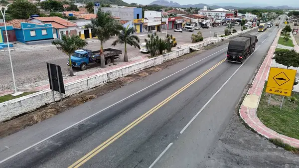 Milagres, Bahia, Brezilya - 2 Mayıs 2025: Bahia 'daki BR 116 otoyolunda giden kamyonların havadan görüntüsü.