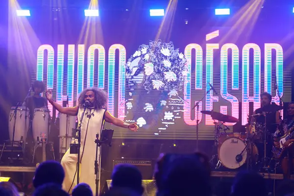 Salvador, Bahia, Brezilya - 7 Mayıs 2025: şarkıcı ve besteci Chico Cesar, Salvador şehrinde bir gösteri sırasında görüldü..