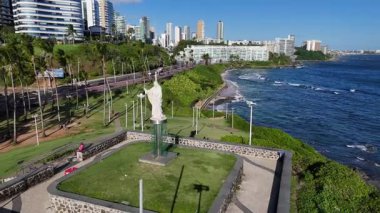 Salvador, Bahia, Brezilya - 12 Aralık 2024: Salvador şehrindeki Cristo da Barra heykelinin manzarası.