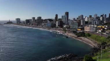 Salvador, Bahia, Brezilya - 12 Aralık 2024: Salvador şehrindeki Cristo da Barra heykelinin manzarası.