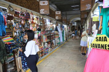 Salvador, Bahia, Brezilya - 17 Aralık 2025: Salvador şehrindeki Mercado Modelo 'daki müşterilerle mağazaların iç görünümü.