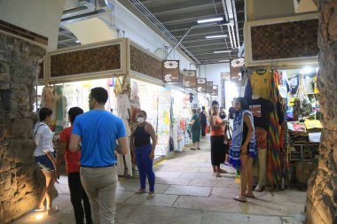 Salvador, Bahia, Brezilya - 17 Aralık 2025: Salvador şehrindeki Mercado Modelo 'daki müşterilerle mağazaların iç görünümü.