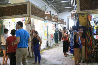 Salvador, Bahia, Brezilya - 17 Aralık 2025: Salvador şehrindeki Mercado Modelo 'daki müşterilerle mağazaların iç görünümü.
