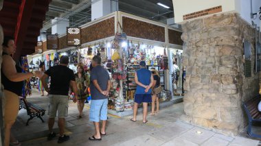 Salvador, Bahia, Brezilya - 17 Aralık 2025: Salvador şehrindeki Mercado Modelo 'daki müşterilerle mağazaların iç görünümü.