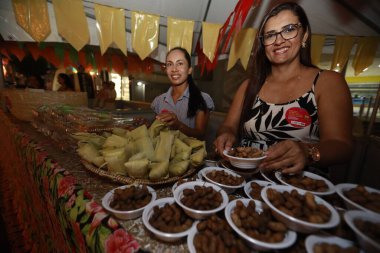 Tanhacu, Bahia, Brezilya - 31 Mayıs 2025: Sao Joao şenlikleri sırasında Bahia 'nın iç kesimlerindeki bir haziran festivalinde yiyeceklerle birlikte tipik bir tezgah.