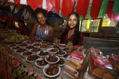 Tanhacu, Bahia, Brezilya - 31 Mayıs 2025: Sao Joao şenlikleri sırasında Bahia 'nın iç kesimlerindeki bir haziran festivalinde yiyeceklerle birlikte tipik bir tezgah.
