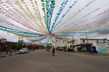 Conceicao do Almeida, Bahia, Brezilya - 23 Haziran 2024: Conceicao do Almeida şehrinde Aziz John kutlamaları sırasında bayraklarla süslenmiş bölge manzarası.