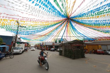 Conceicao do Almeida, Bahia, Brezilya - 23 Haziran 2024: Conceicao do Almeida şehrinde Aziz John kutlamaları sırasında bayraklarla süslenmiş bölge manzarası.