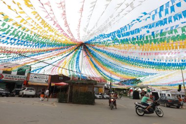 Conceicao do Almeida, Bahia, Brezilya - 23 Haziran 2024: Conceicao do Almeida şehrinde Aziz John kutlamaları sırasında bayraklarla süslenmiş bölge manzarası.