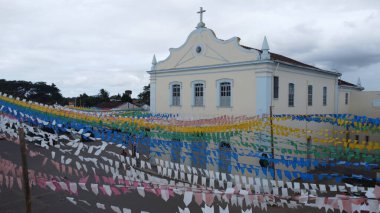Conceicao do Almeida, Bahia, Brezilya - 23 Haziran 2024: Conceicao do Almeida şehrinde Aziz John kutlamaları sırasında bayraklarla süslenmiş bölge manzarası.