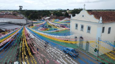 Conceicao do Almeida, Bahia, Brezilya - 23 Haziran 2024: Conceicao do Almeida şehrinde Aziz John kutlamaları sırasında bayraklarla süslenmiş bölge manzarası.